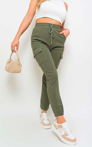 Cargo pocket trouser with drawstring in green, featuring functional pockets for essentials.