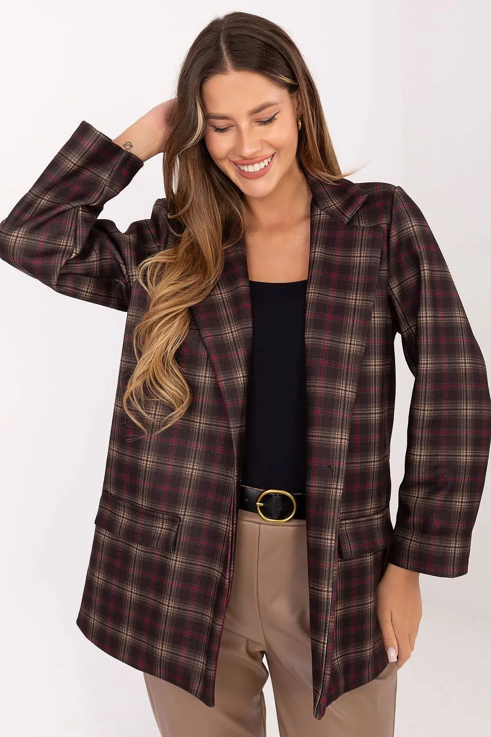 Women’s checked blazer in dark plaid with long sleeves and tailored fit worn by smiling woman