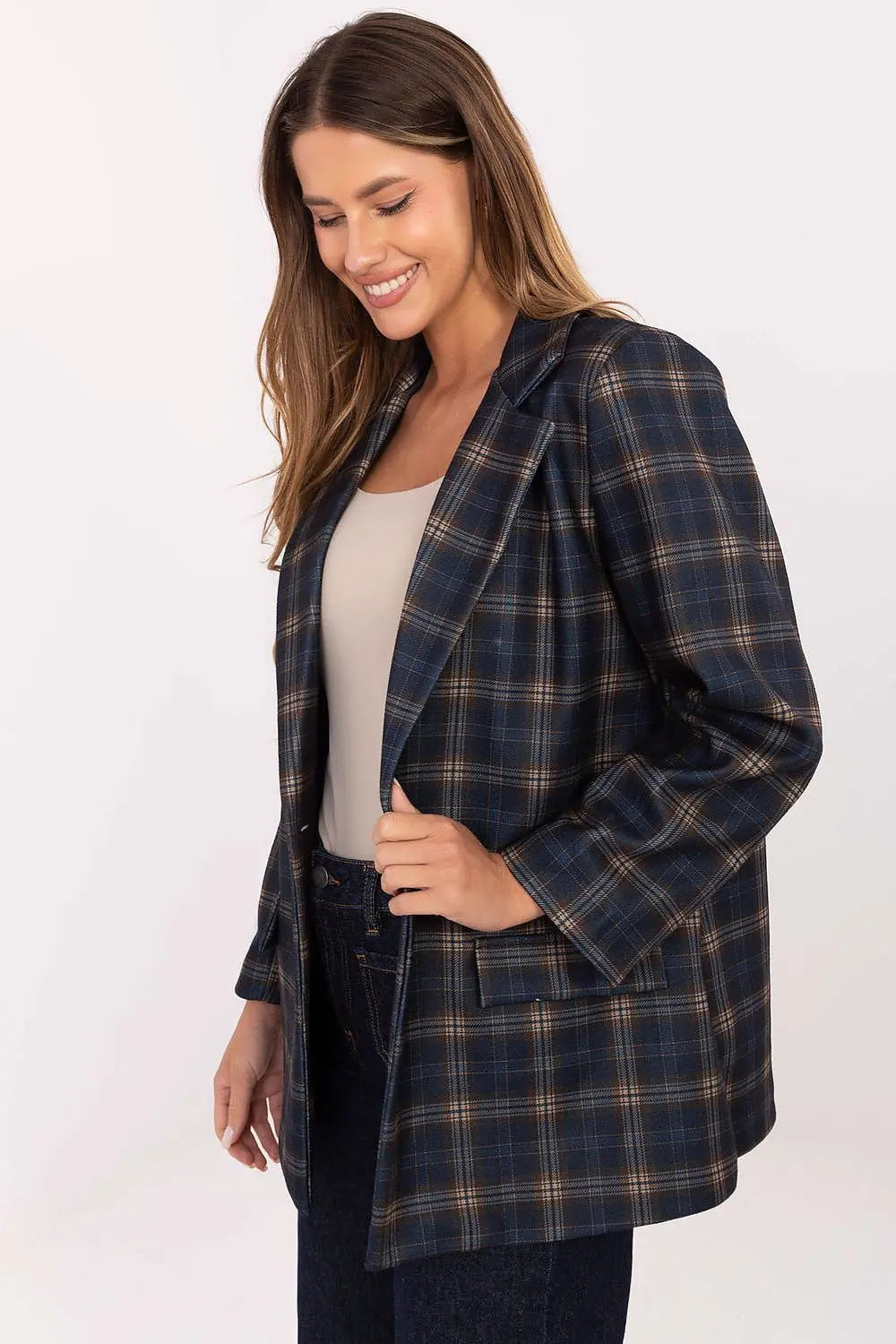 Women’s checked blazer with shoulder pads and classic checkered pattern for casual and elegant style