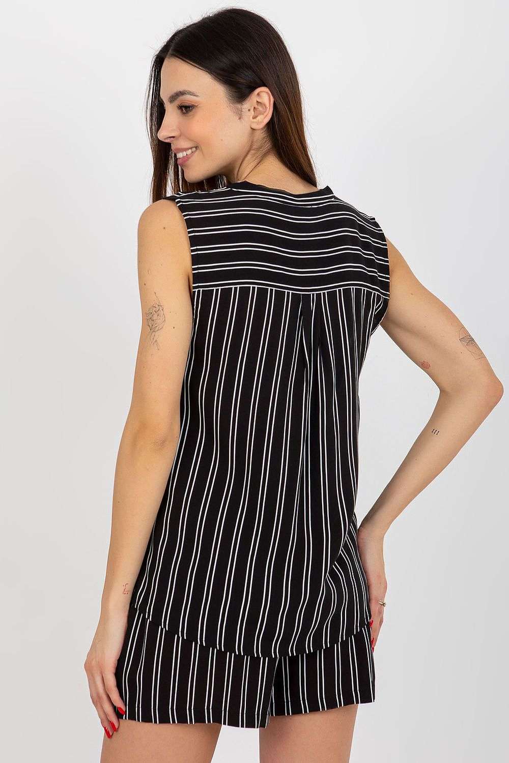Sleeveless floral blouse with heart neckline and patterned fabric, perfect for elegance and style.