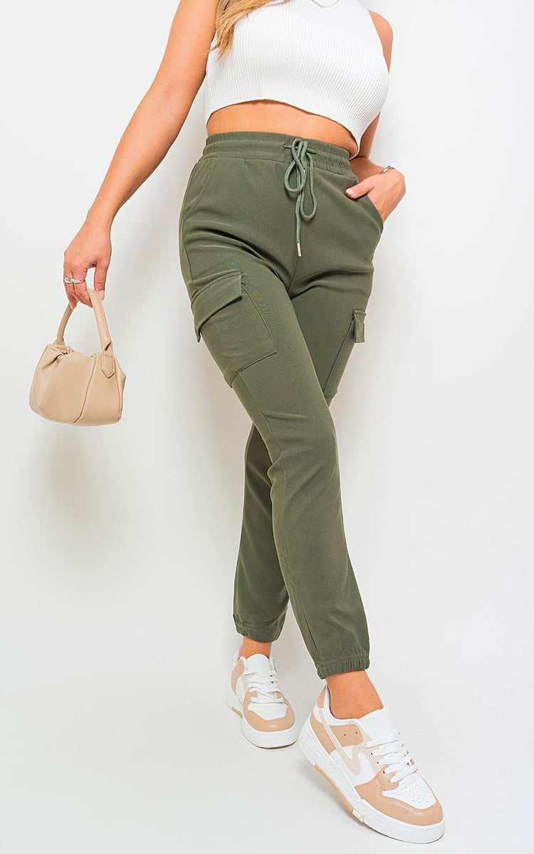 Cargo pocket trouser with drawstring in green, featuring functional pockets for essentials.