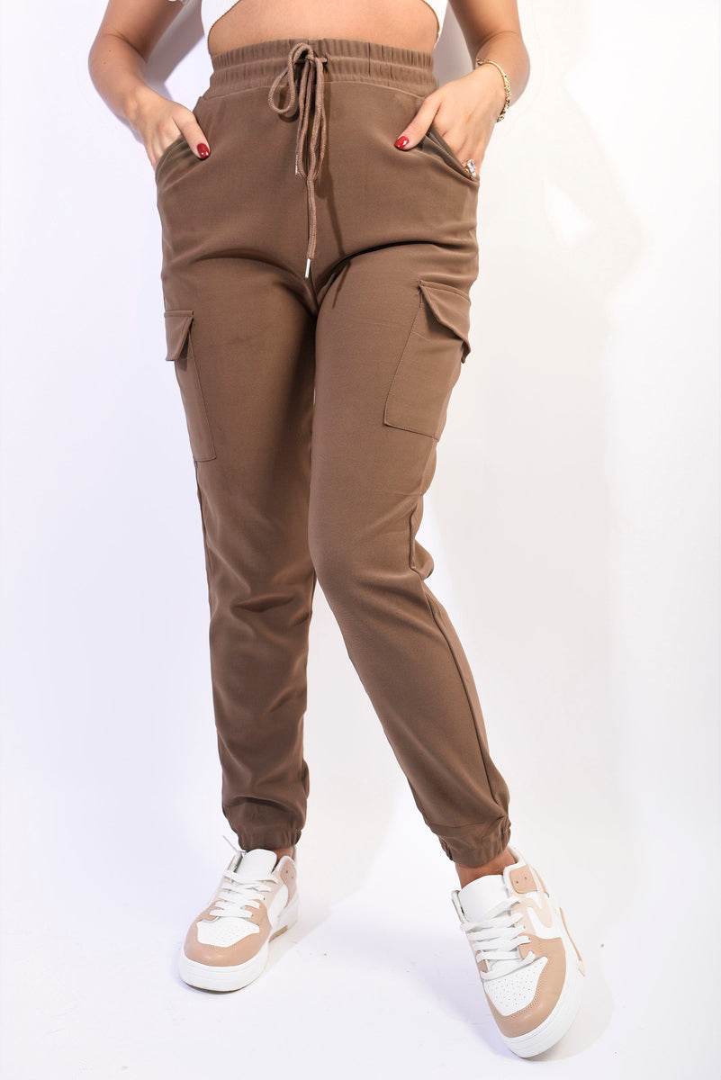 Cargo pocket trouser with drawstring in brown, showcasing utilitarian style and functionality.
